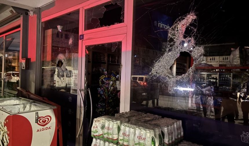 SARHOŞ ŞAHIS İŞYERİNE ZARAR VERDİ (GÜVENLİK KAMERASI GÖRÜNTÜLERİ)