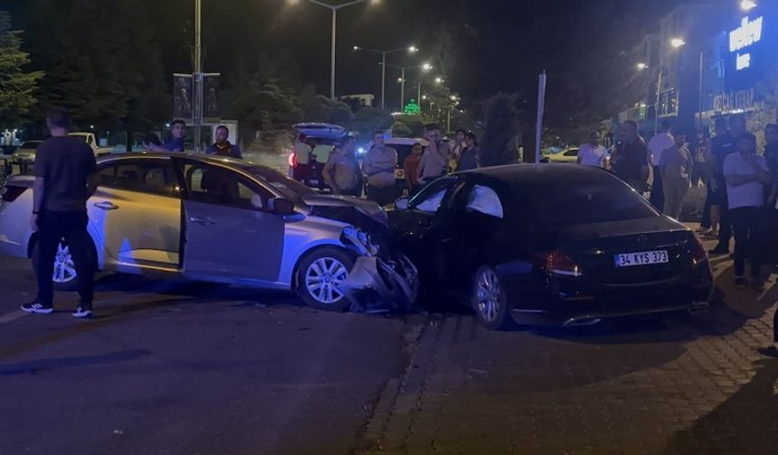 Erzincan’da Gece Yarısı Feci Kaza: Eski CHP İl Başkanı Yaralandı (VİDEO)