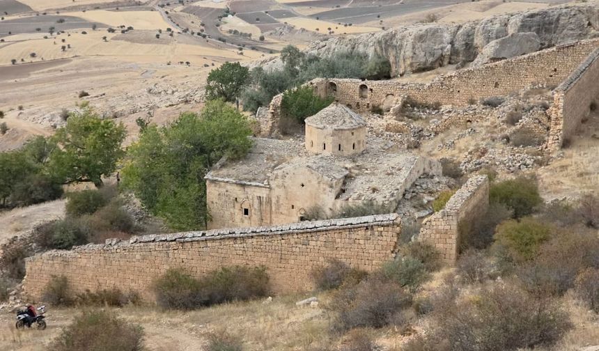 Sonbaharda 170 Yıllık Abrenk Kilisesi