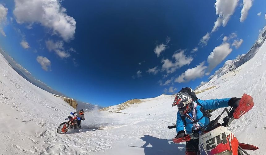 Ergan Zirvesinde Kros Motosikletle Sezonun İlk Kayağı!