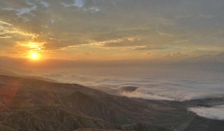 Erzincan ve Sis Kartpostallık manzaralar oluşturdu