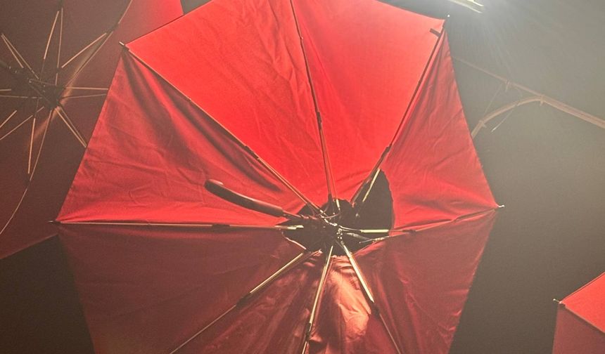 Şemsiyeli Sokak’ta Korkutan Yangın: Elektrik Kaçağı Şemsiyeyi Yaktı (VİDEO)