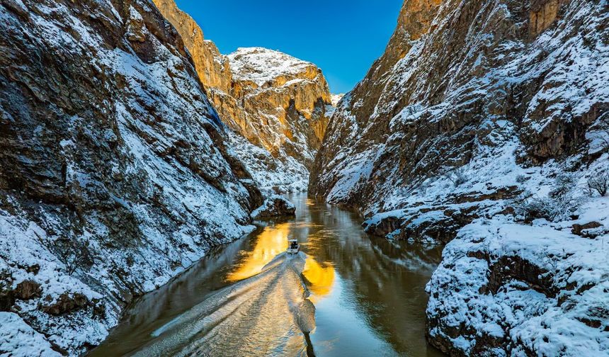 Tren Yolları, Kayalıklar ve Fırat: Aydınlık Kanyon’un Kartpostallık Kış Manzarası