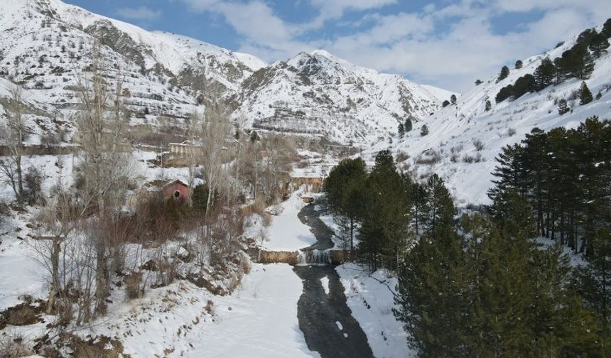 Erzincan’da Bahar Etkisi: Vasgirt Deresi’nde Buzlar Çözülüyor (VİDEO)
