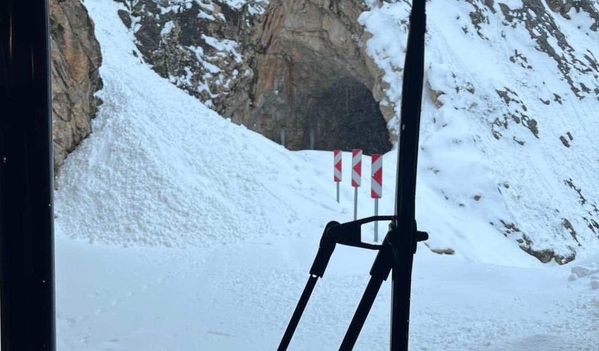 Kemaliye Taşyolu’nda Çığ Düştü: Güzergâh Geçici Olarak Ulaşıma Kapatıldı