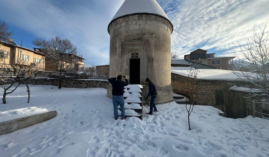 Kemah Sultan Melik Türbesi’nde İlk Kez Restorasyon Başladı