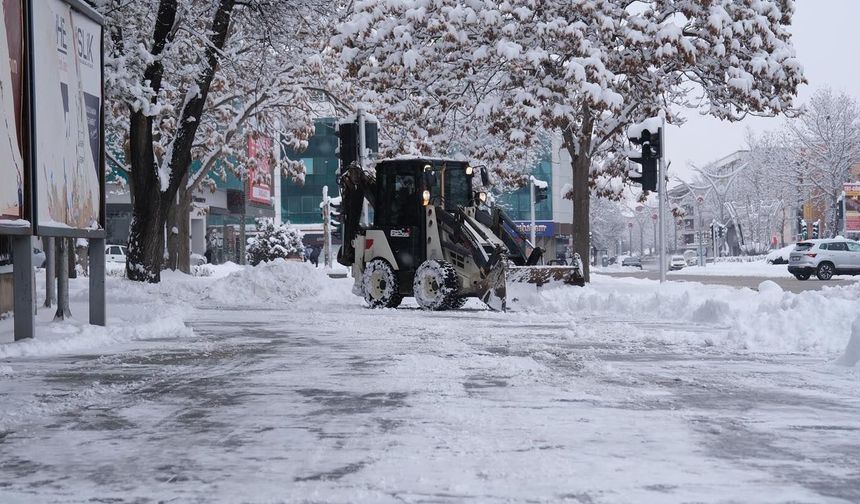 Ulaşım Güvenliği İçin Erzincan’da Tuzlama Çalışmaları Sürüyor