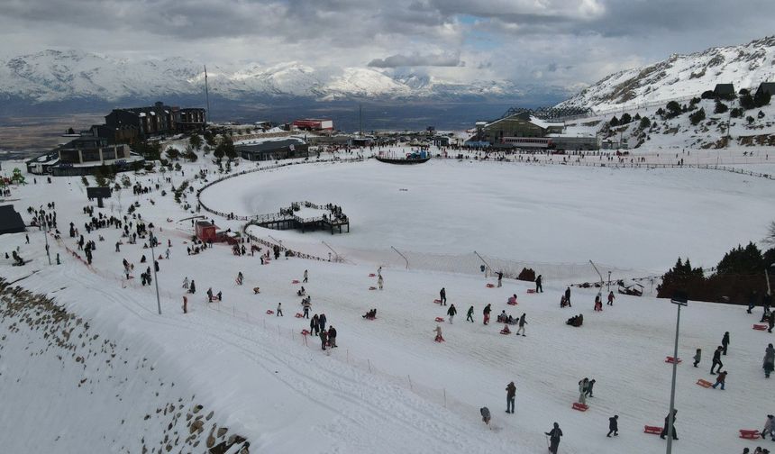 Ergan Dağı Kayak Merkezi Hafta Sonu Yoğunluğu Kamerada (VİDEO)