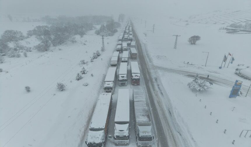 Erzincan-Refahiye Yolunda Kar Engeli: Tırlar Saatlerdir Bekliyor
