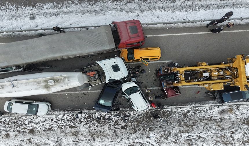 Erzurum Erzincan Karayolu’nda Zincirleme Kaza: Çok Sayıda Araç Birbirine Girdi (VİDEO)