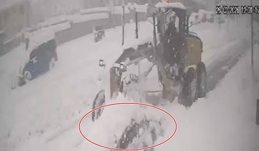 Kar Yığını Sandı, Otomobil Çıktı! Üzümlü’de İlginç Olay! (VİDEO)