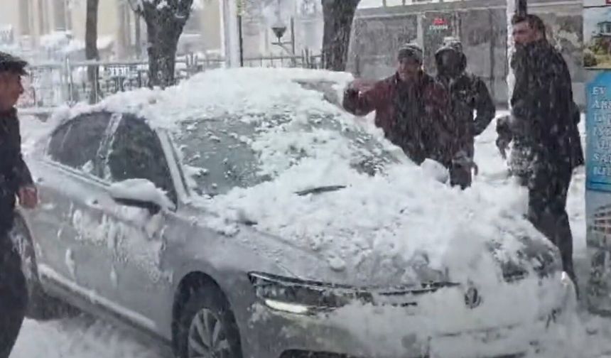 Erzincan’da Kar Kütlesi Camı Patlattı: O Anlar Kameraya Yansıdı (VİDEO)