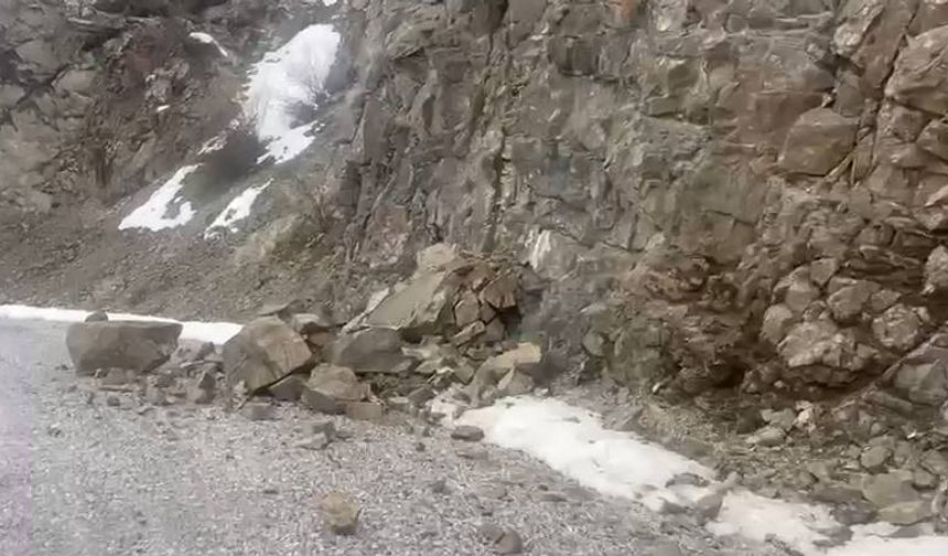 Kemah’ta Deprem Sonrası Korkutan Görüntü: Köy Yoluna Kaya Parçaları Düştü (VİDEO)