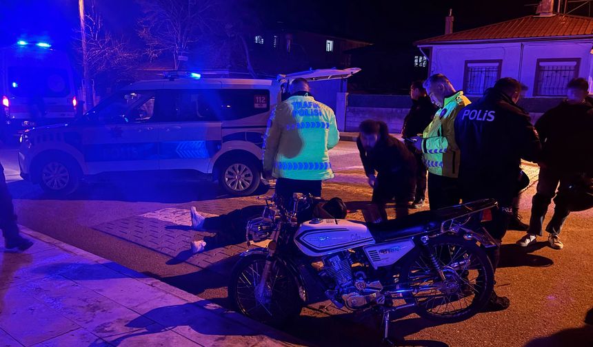 Kask Hayat Kurtardı: Erzincan’da Motosiklet Sürücüsü Kazayı Hafif Yaralı Atlattı (VİDEO)