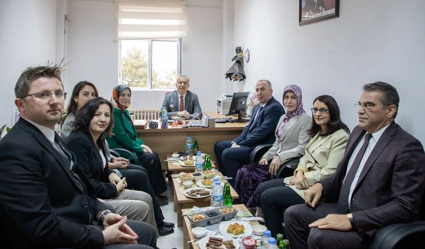 Sağlık Bilimleri Fakültesinde Doçentlik Ünvanı Alan Öğretim Üyesine Tebrik Ziyareti