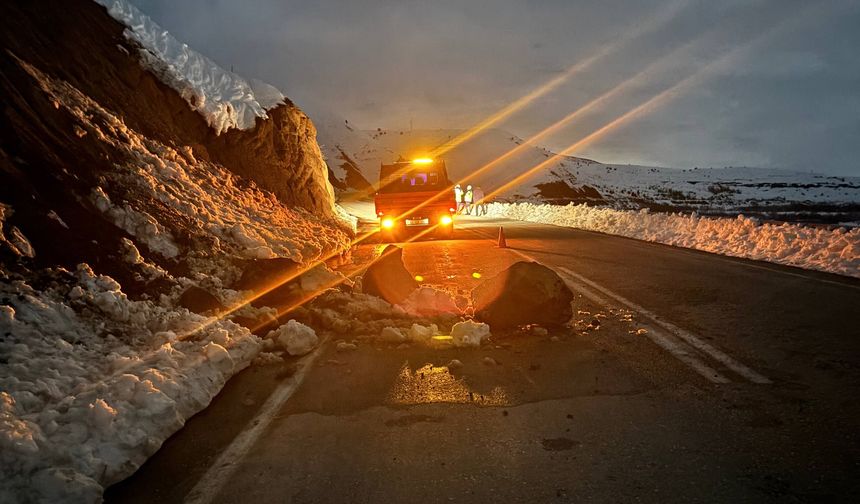 Kemah’ta Tehlike Saçan Anlar: Kopan Kayalar Yola Düştü (VİDEO)