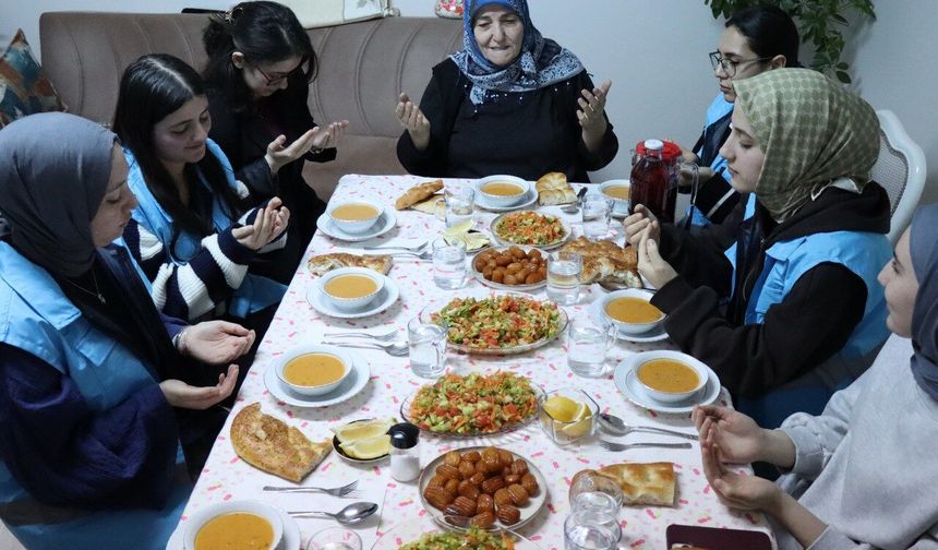 Erzincan’da Gönüllü Üniversiteliler Ramazan’da Yaşlıların Sofrasına Misafir Oluyor (VİDEO)