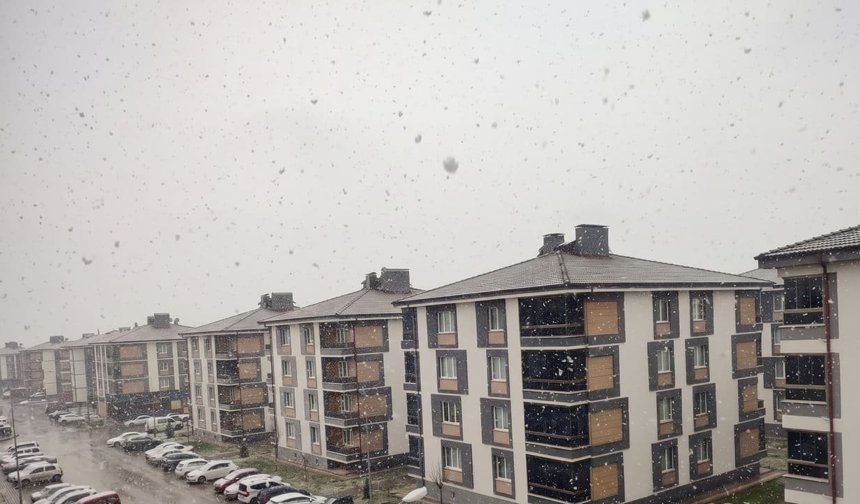 Erzincan'a nisan sürprizi: Kar yağıyor!