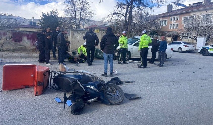 Erzincan’da Otomobil ile Motosiklet Çarpıştı: 1 Yaralı (VİDEO)