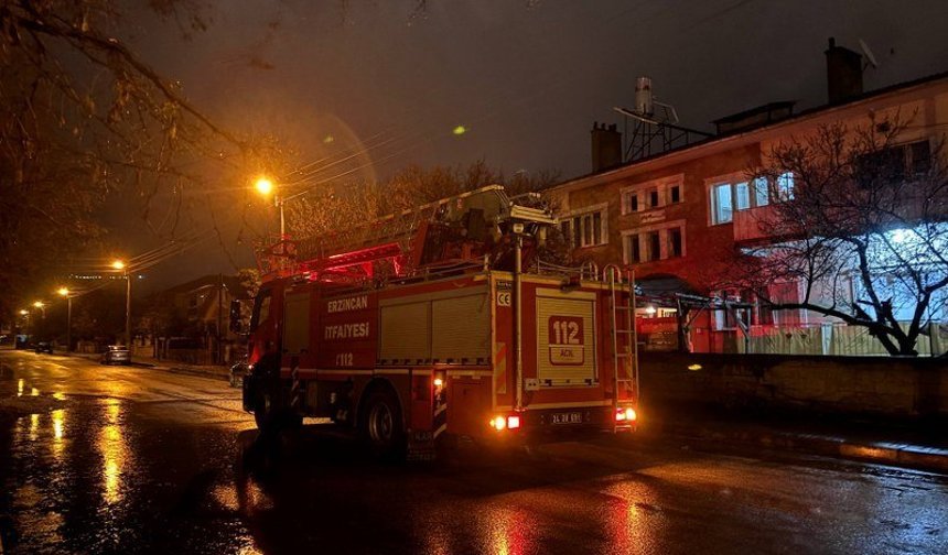 Cumhuriyet Mahallesi’nde Mahsur Kalan Kedi Kurtarıldı (VİDEO)