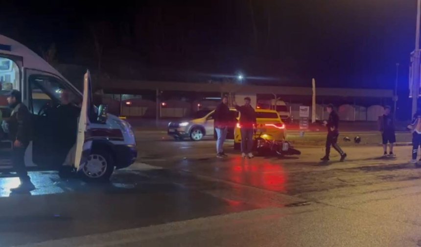 Erzincan’da Gece Yarısı Kaza Motosiklet ile Taksi Çarpıştı, 2 Yaralı (VİDEO)