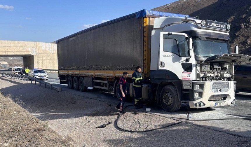 Erzincan'da Tır Yangını: Sürücü Dumandan Etkilendi (VİDEO)