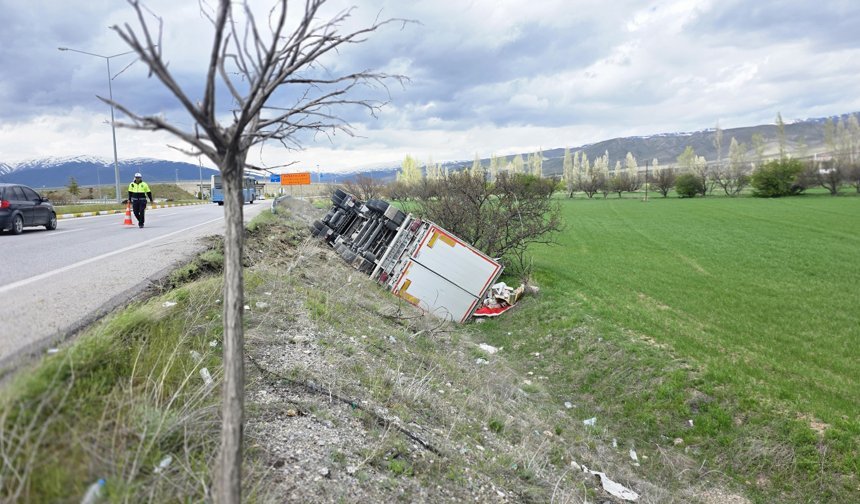 Erzincan’da Soda Yüklü Tır Devrildi: Facianın Eşiğinden Dönüldü (VİDEO)