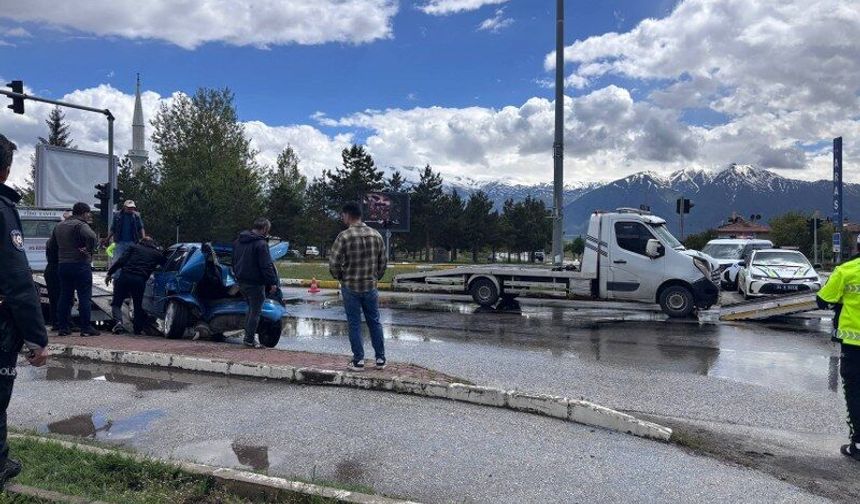 Erzincan’da Kavşakta Korkutan Kaza: 3 Kişi Yaralandı (VİDEO)