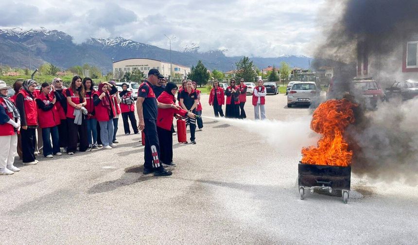 Gönüllüler İtfaiyede Yangın Eğitimi Aldı