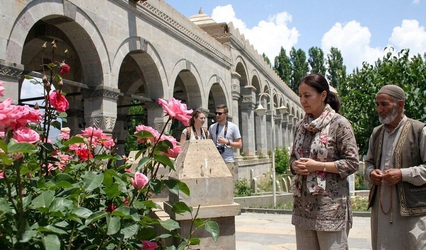 Terzibaba'da Bayram Yoğunluğu! Bayramda Mezarlık Ziyareti İçin En Uygun Vakitler ve Okunacak Sureler