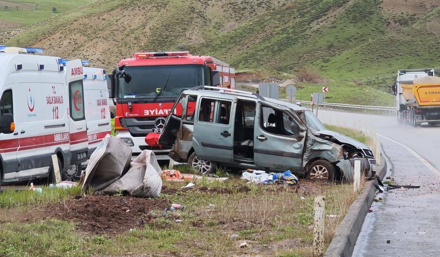 Erzurum-Erzincan Karayolunda Kaza: Hafif Ticari Araç Refüje Çarptı, 7 Yaralı