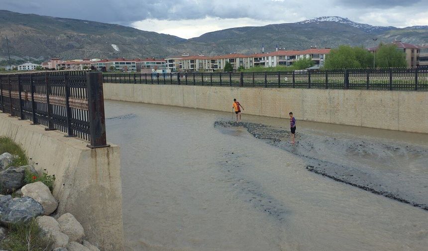 Vasgirt Deresinde Ecelle Dans! Çocukların Canı Allah'a Emanet