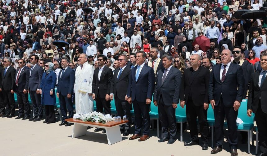 EBYÜ’de Mezuniyet Coşkusu: Protokol ve Öğrenciler Bir Arada