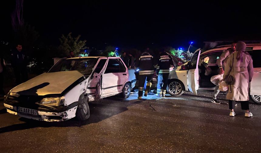 Erzincan-Gümüşhane Karayolunda Kaza: 5 Yaralı (VİDEO)