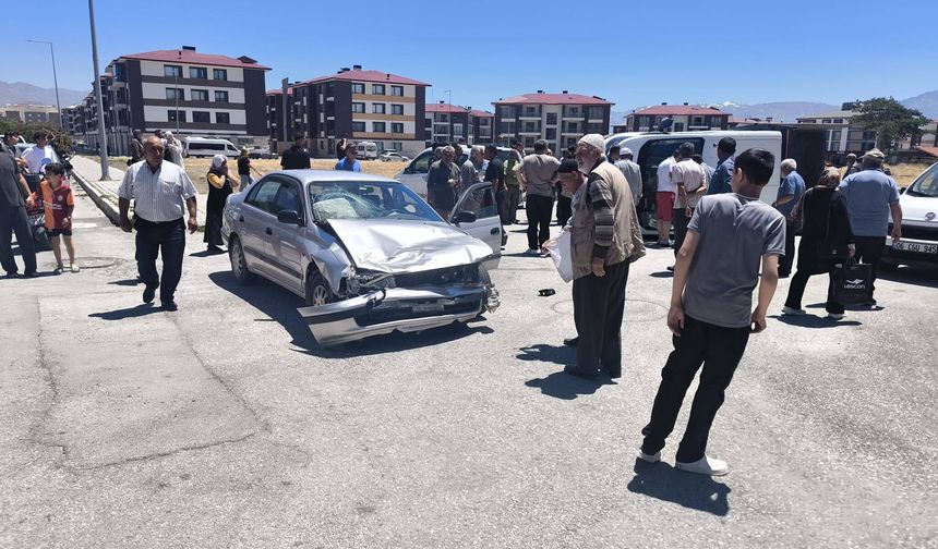 Erzincan'da Zincirleme Kaza: Üç Araç Çarpıştı, Trafik Bir Süre Aksadı (VİDEO)