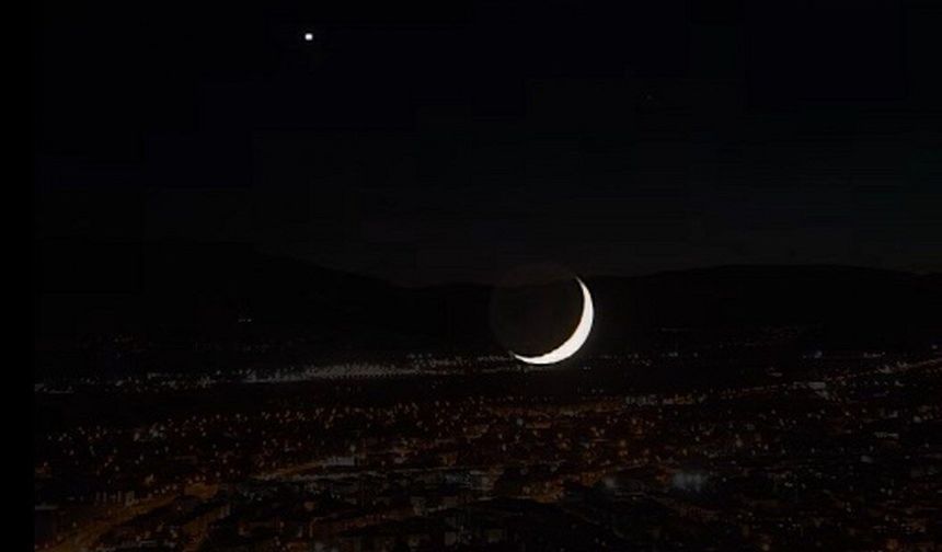Erzincan Semalarında Milli Manzara; Ay ve Yıldız Büyüsü