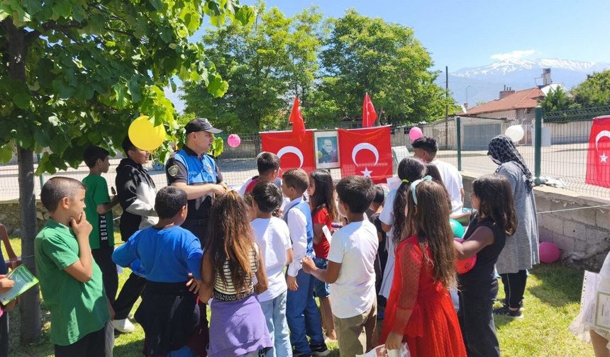 Karne Günü Polisten Çocuklara Sürpriz