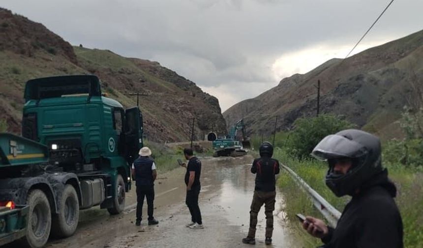 Kemah Yolu 10. Kilometrede Heyelan Sebebiyle Ulaşım Durdu
