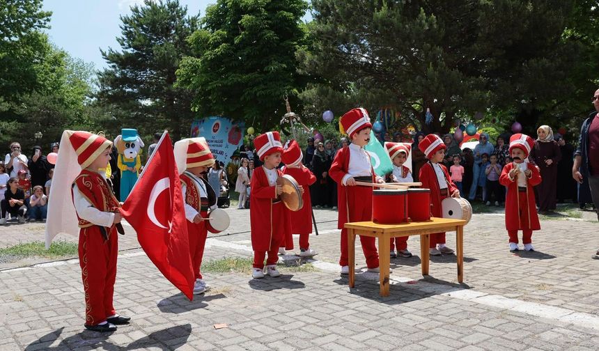 Minik Öğrencilerden Büyük Performans