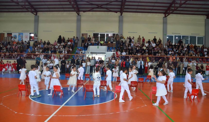 Tercan'da Minik Öğrenciler Yeteneklerini Sergiledi