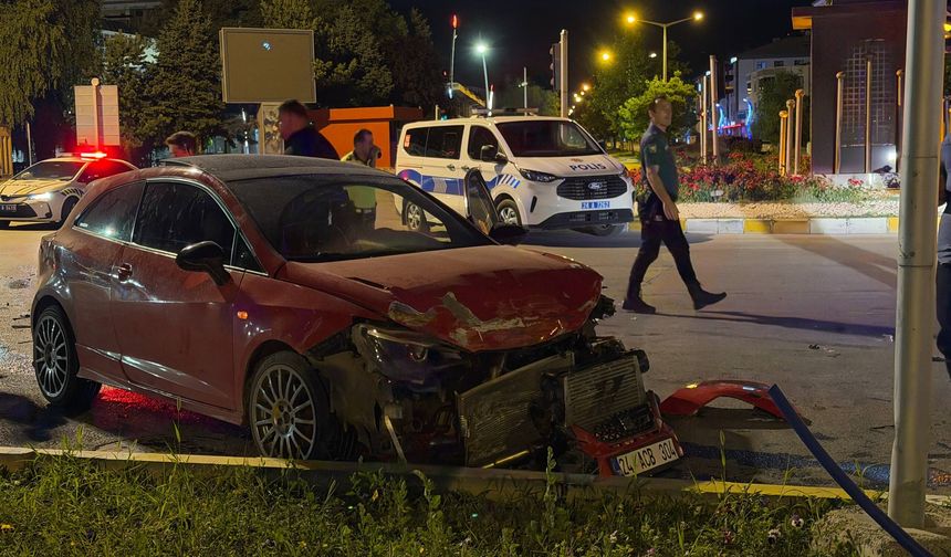 Erzincan’da Gece Yarısı Kavşakta Kaza: İki Kişi Yaralandı (VİDEO)