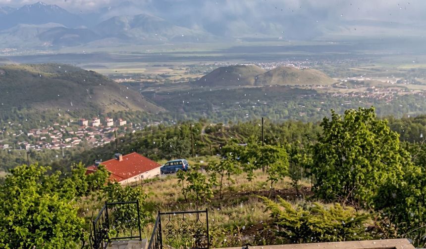 Erzincan'ın Üzümlü İlçesinde Şiddetli Dolu Yağışı