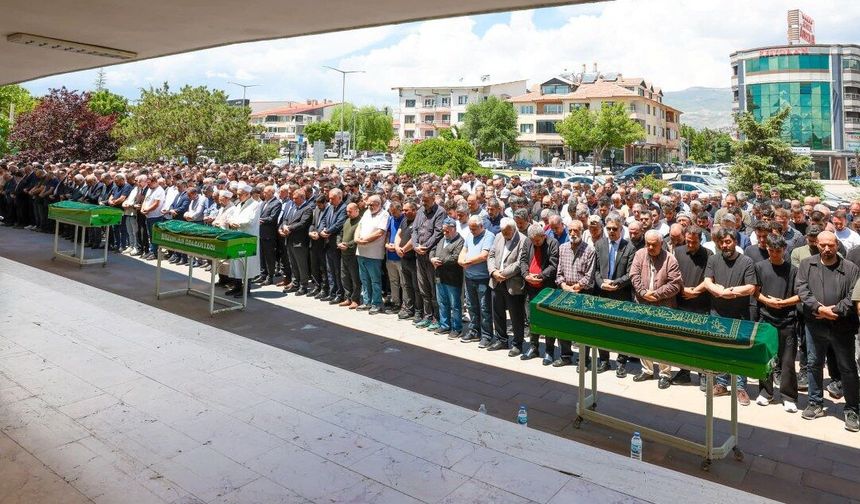 Vali Aydoğdu ve Bakan Yardımcısı Mumcu, Erzincan’daki Cenaze Töreninde Ailelerin Acısını Paylaştı