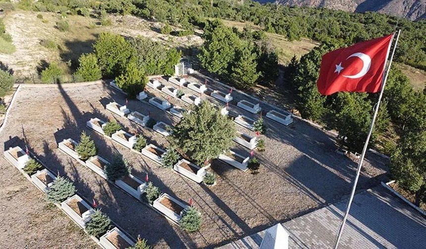 Çankırılı Şehit ve Gazi Ailelerinden Başbağlar’a Anlamlı Emanet: 18 Metrelik Türk Bayrağı Köye Ulaştı