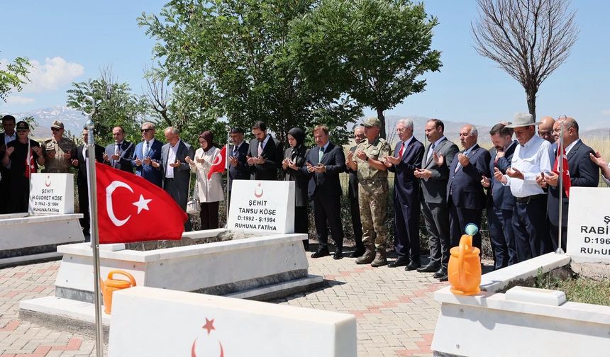Edebük Şehitliği'nde Duygu Dolu Anma: Aziz Şehitler Dualarla Yâd Edildi