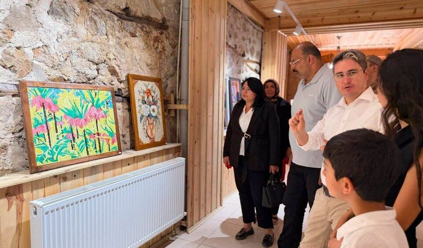 Eğin’in Ruhu Taş ve Kağıtta Hayat Buldu: Tuğba Arslan Demirci’den Büyüleyici Sergi