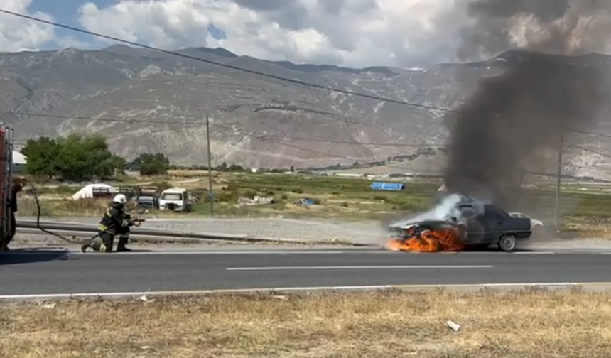 Erzincan'da Seyir Halindeki Otomobil Alevlere Teslim Oldu, Araç Küle Döndü (VİDEO)