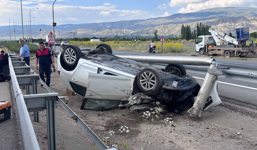Erzincan'da Hurdaya Dönen Otomobilden Mucize Kurtuluş (VİDEO)