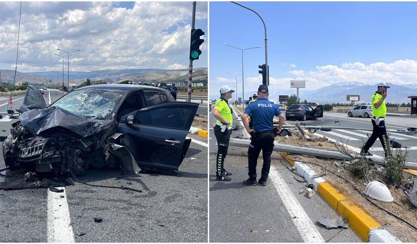 Erzincan'da Feci Kaza Kamerada: Direğe Çarpan Otomobilde 5 Kişi Yaralandı (VİDEO)