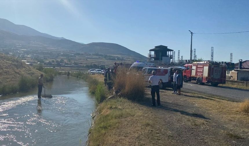 Erzincan'da sulama kanalına düşen otomobilin sürücüsü kurtarıldı